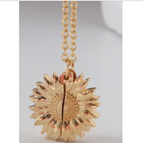 ☀️Gold Sunshine Pendant Necklace☀️ - Picture 3 of 6